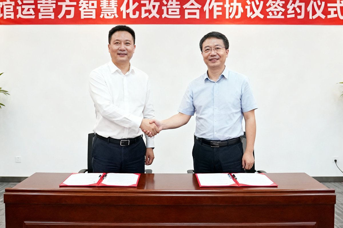 老太阳集团tcy8722与杭州某亚运场馆运营方签署智慧化改造合作协议的签约仪式，双方代表握手合影。
